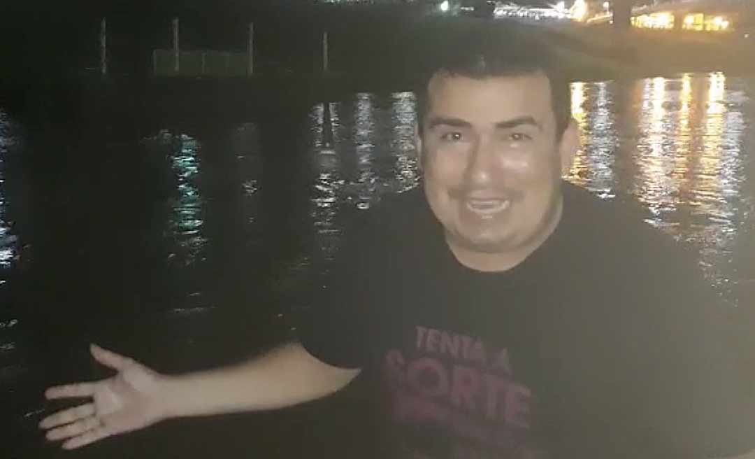 Em vídeo na Gameleira, "Repórter Beijoqueiro" pula no rio Acre após dizer que perdeu a saída da balsa
