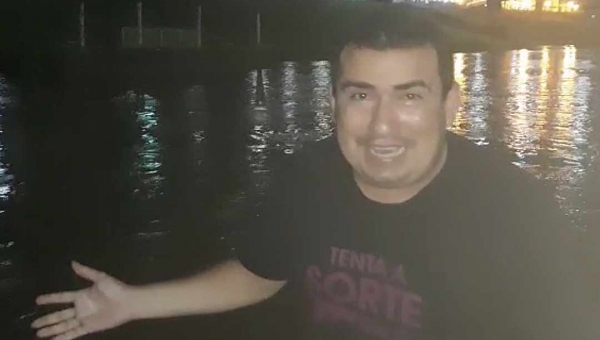 Em vídeo na Gameleira, "Repórter Beijoqueiro" pula no rio Acre após dizer que perdeu a saída da balsa