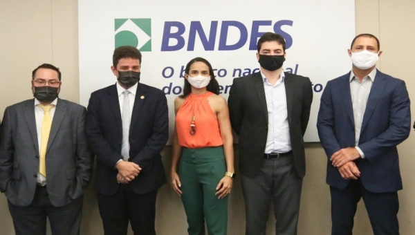 Governador pede ajuda ao BNDES para melhorar serviço de água e esgoto