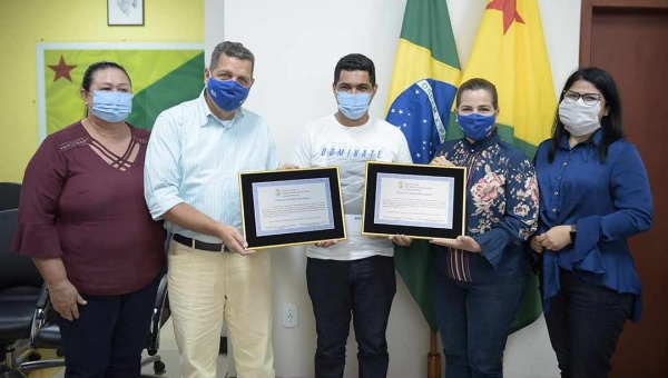 Vereadores de Plácido de Castro entregam título de cidadão ao vice-governador Major Rocha