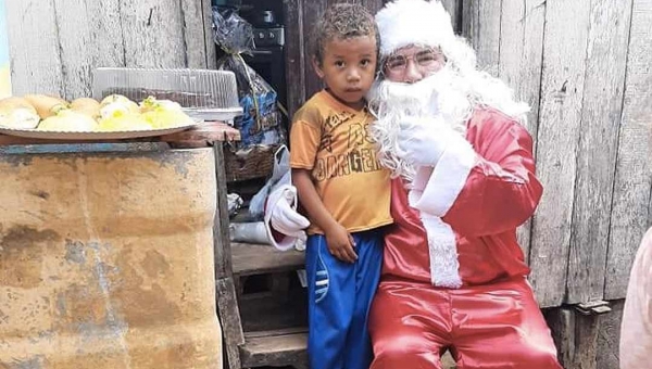 No Acre, criança pede pão de milho e café com leite em cartinha ao Papai Noel e é surpreendida com café da manhã e brinquedos