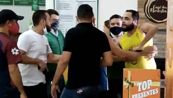 Confusão do Supermercado Araújo: cliente armado, gritaria e bate-boca acabam na delegacia