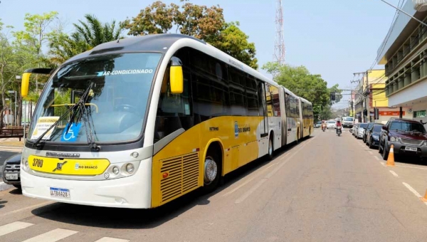 Prefeitura quer repassar R$ 2,4 milhões às empresas de ônibus e pede autorização à Câmara; vereadores reagem com desconfiança