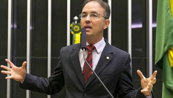 Leo de Brito questiona ministério sobre exclusão de estudantes em programa de bolsas