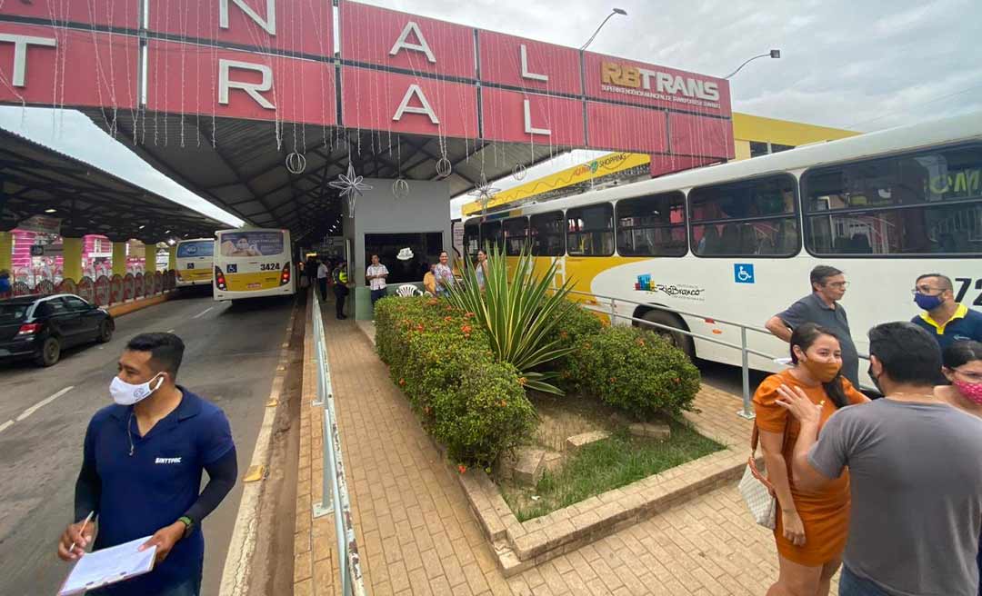 Motoristas de ônibus bloqueiam terminal central e cruzam os braços