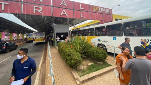 Motoristas de ônibus bloqueiam terminal central e cruzam os braços