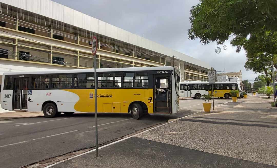 GREVE: Ônibus são estacionados em frente à Prefeitura de Rio Branco