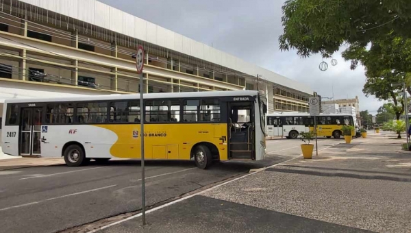GREVE: Ônibus são estacionados em frente à Prefeitura de Rio Branco