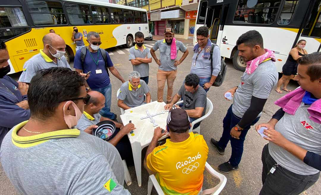 Motoristas aproveitam paralisação para jogar dominó no cruzamento da Rui Barbosa