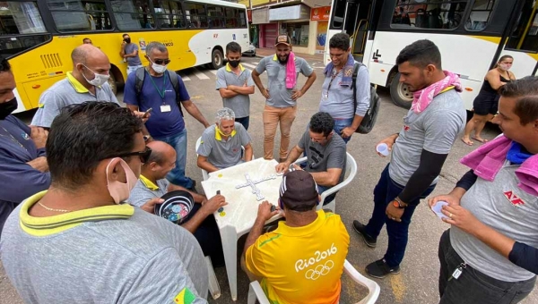 Motoristas aproveitam paralisação para jogar dominó no cruzamento da Rui Barbosa