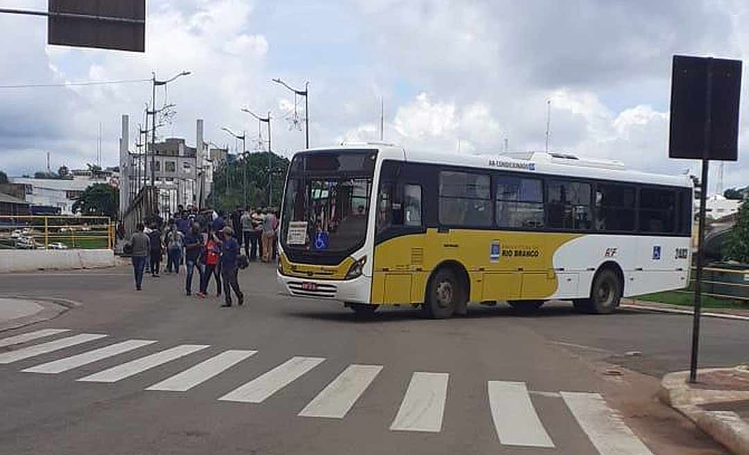 Motoristas e funcionários do transporte público chegam à Câmara de Vereadores e fecham ponte metálica