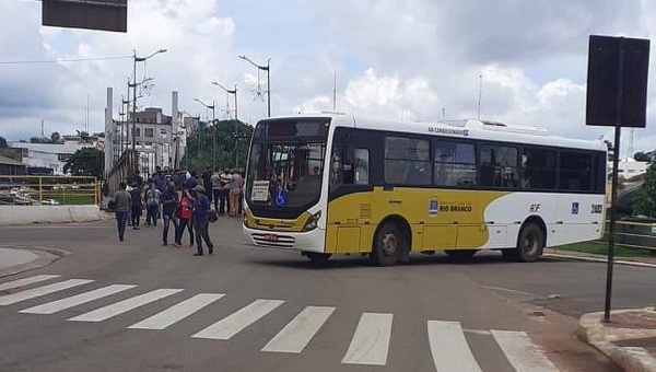 Motoristas e funcionários do transporte público chegam à Câmara de Vereadores e fecham ponte metálica