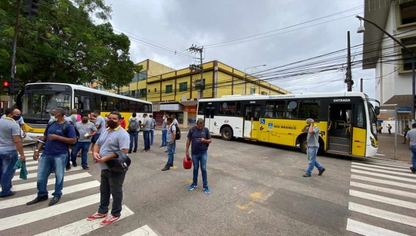 Motoristas fecham parte do centro de Rio Branco em protesto