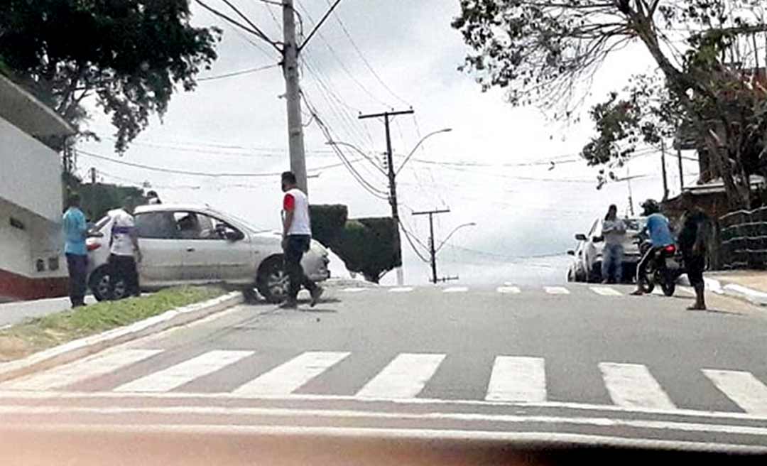 Motorista invade canteiro após tentar cruzar Avenida Lauro Muller em Cruzeiro do Sul
