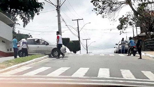 Motorista invade canteiro após tentar cruzar Avenida Lauro Muller em Cruzeiro do Sul