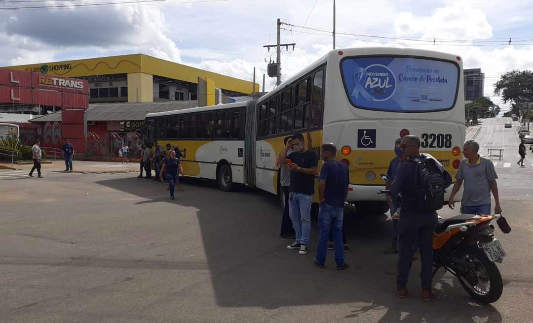 Motoristas de ônibus bloqueiam Avenida Brasil e causam transtornos na capital