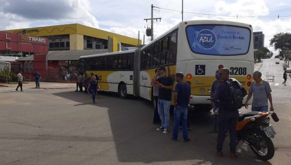 Motoristas de ônibus bloqueiam Avenida Brasil e causam transtornos na capital