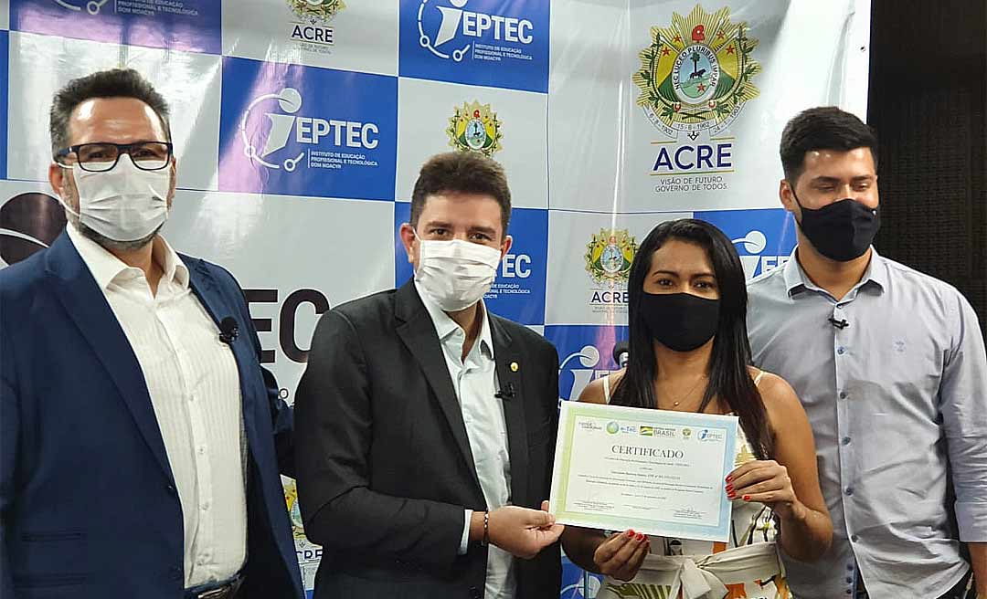 Alan Rick participa de entrega de certificados a alunos do IEPTEC 