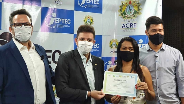 Alan Rick participa de entrega de certificados a alunos do IEPTEC 