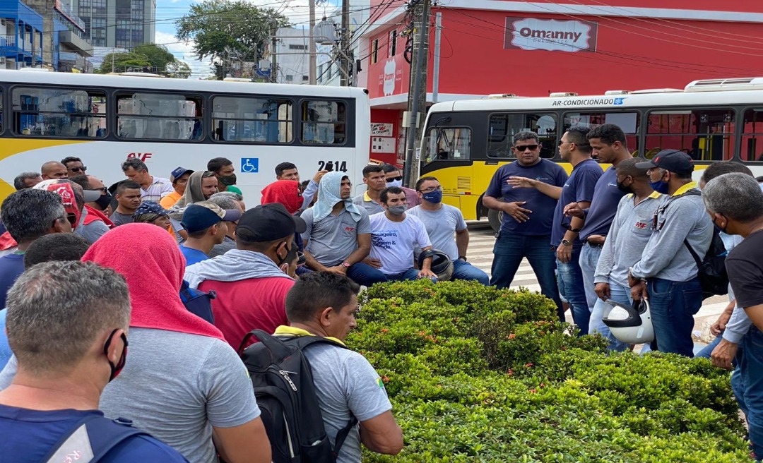 Ainda em greve, motoristas de ônibus liberam avenidas após bloqueio 