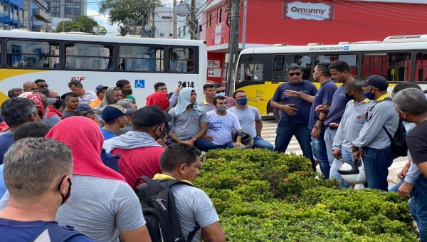Ainda em greve, motoristas de ônibus liberam avenidas após bloqueio 