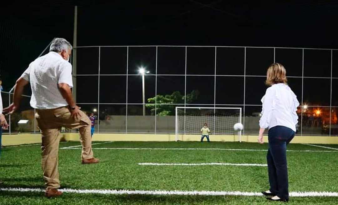 Petecão e Socorro deixam diferenças políticas de lado e inauguram quadra no Manoel Julião