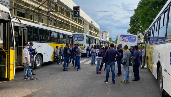 Motoristas voltam a fechar o Centro de Rio Branco um dia após vereadores rejeitarem projeto de repasse às empresas