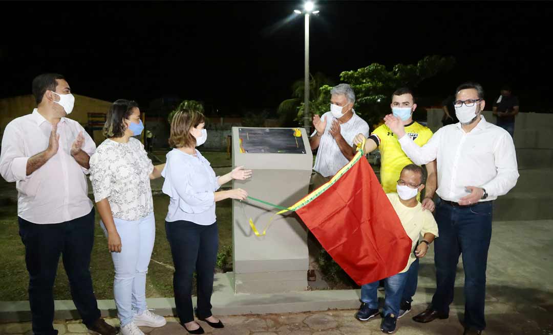 Prefeita Socorro Neri entrega quadra sintética no Manoel Julião