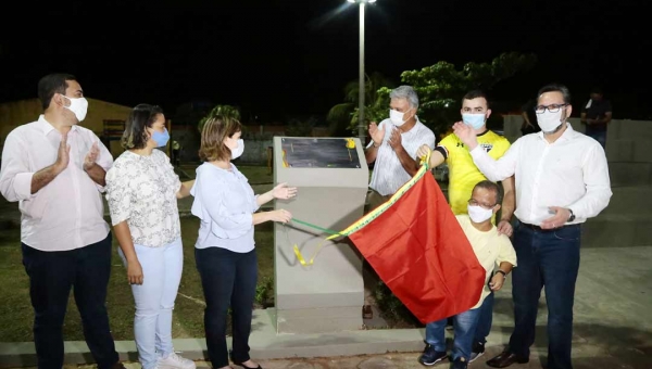 Prefeita Socorro Neri entrega quadra sintética no Manoel Julião