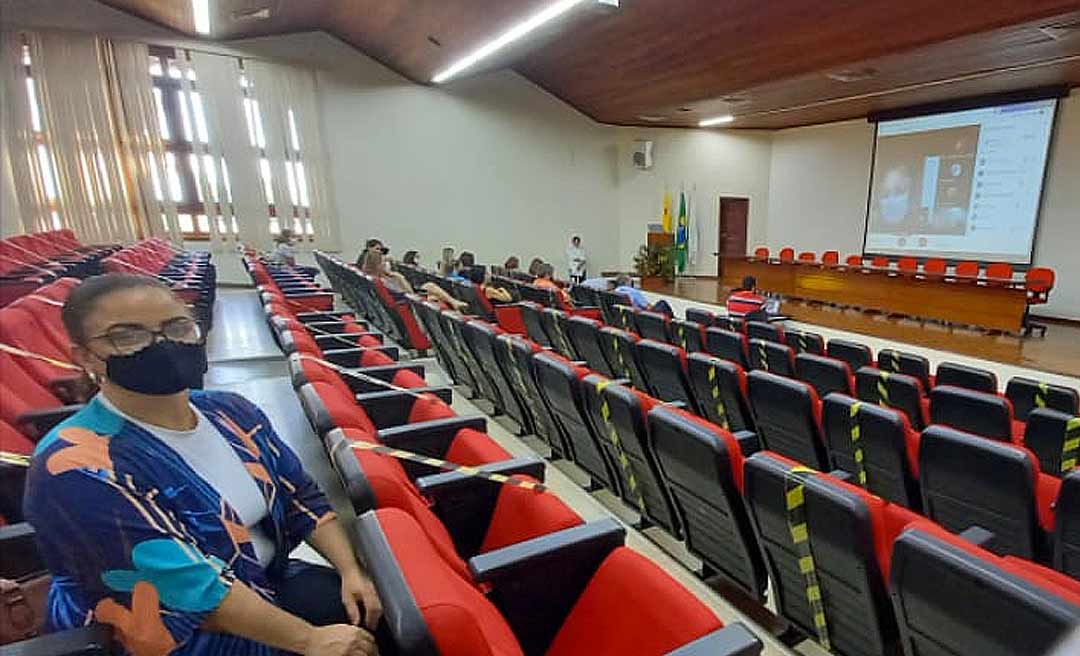 Sinproacre participa de votação em eleição para escolha do presidente do Fórum Estadual de Educação