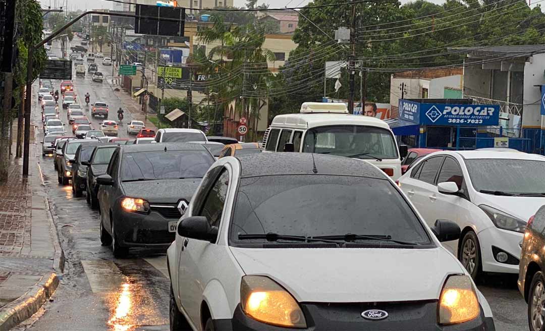 Em manhã chuvosa, Rio Branco vive caos no trânsito por causa do protesto dos motoristas de ônibus