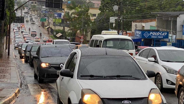 Em manhã chuvosa, Rio Branco vive caos no trânsito por causa do protesto dos motoristas de ônibus