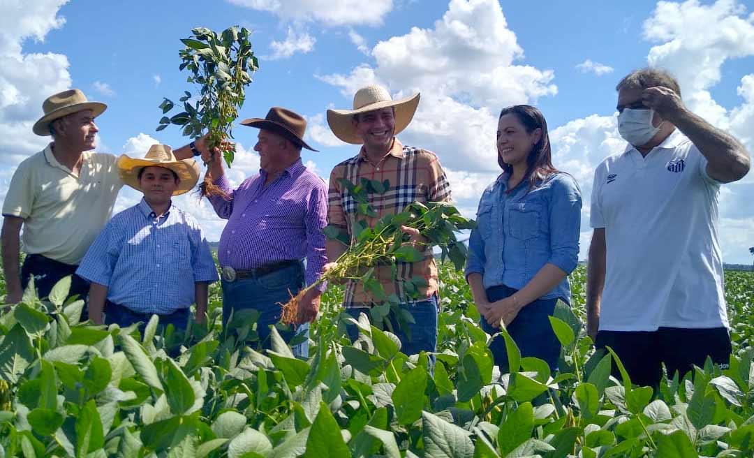 Gladson e Bocalom reafirmam parceria pela produção em visita à plantação de soja na BR-317