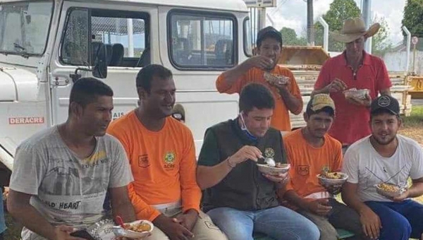 Em vistoria ao aeroporto de Tarauacá, Gladson almoça marmitex com trabalhadores e faz agradecimentos  