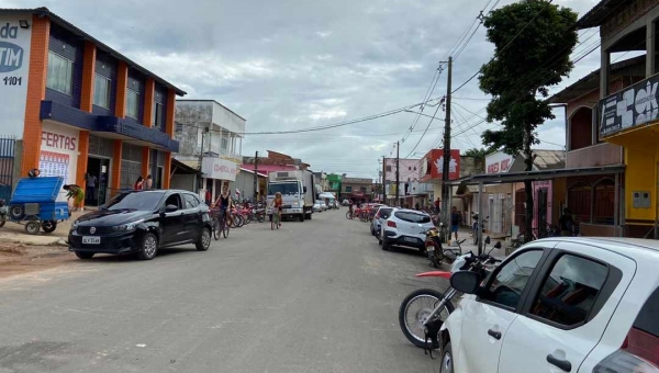 A cidade de Tarauacá amanhece com comércio movimentado às vésperas do Natal