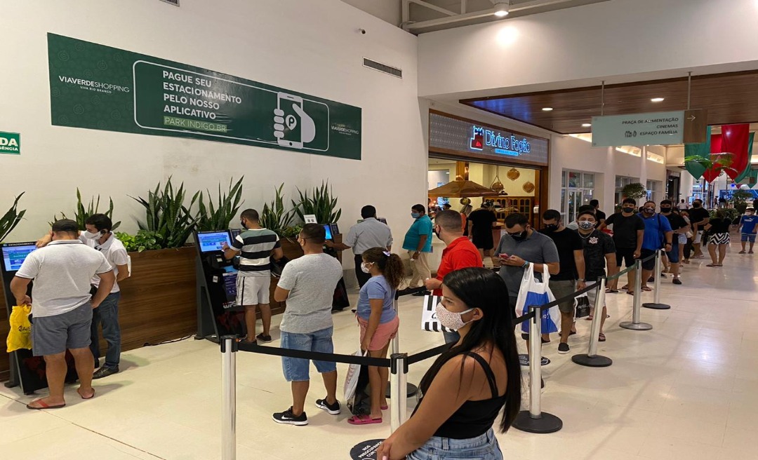 Movimentação no Via Verde Shopping causa aglomeração; controle é falho