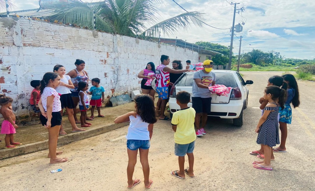 Na Cidade do Povo, grupo Cabaré distribui brinquedos em ação de Natal 