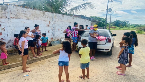 Na Cidade do Povo, grupo Cabaré distribui brinquedos em ação de Natal 