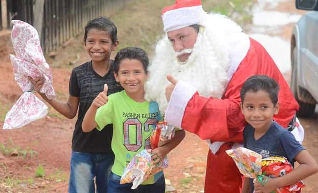 Presidente do PT se veste de Papai Noel e distribui brinquedos, pipoca e bombons em bairros de Rio Branco