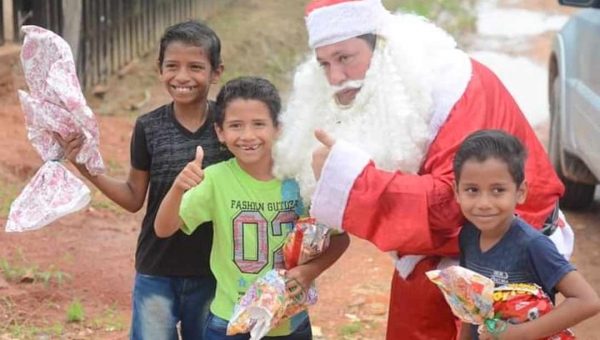 Presidente do PT se veste de Papai Noel e distribui brinquedos, pipoca e bombons em bairros de Rio Branco