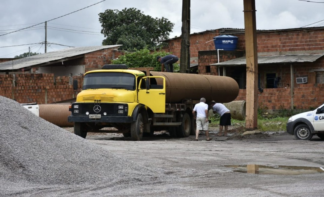 Governo envia tubos para recuperação provisória de rodovia que rompeu durante a chuva