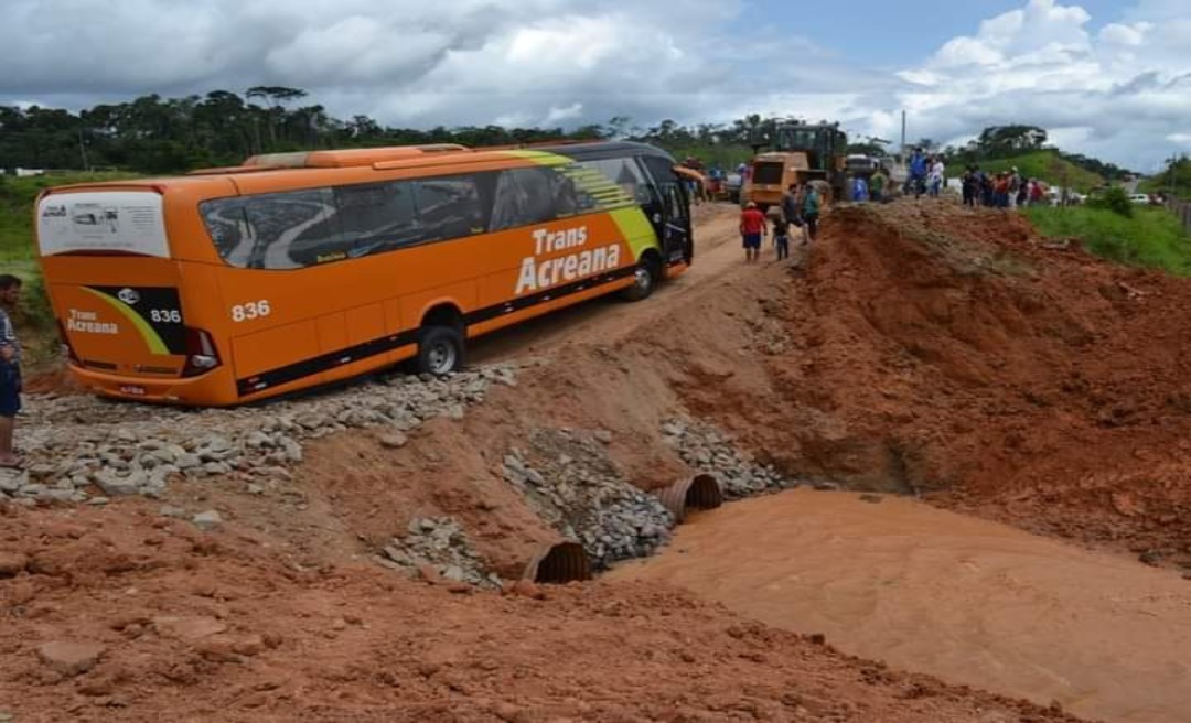 Após desmoronamento, tráfego pela BR-364 está liberado, comunica Gladson 