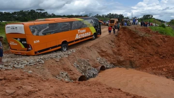 Após desmoronamento, tráfego pela BR-364 está liberado, comunica Gladson 