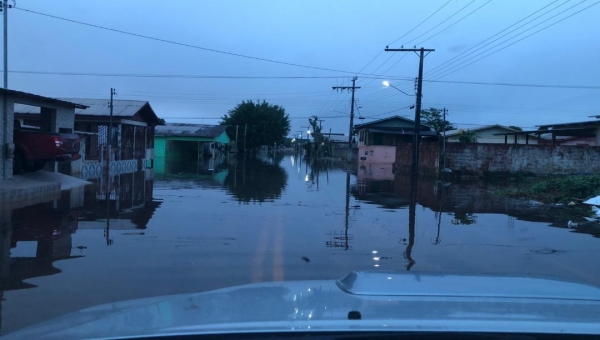 Rio Tarauacá ultrapassa cota de transbordamento e atinge dois bairros