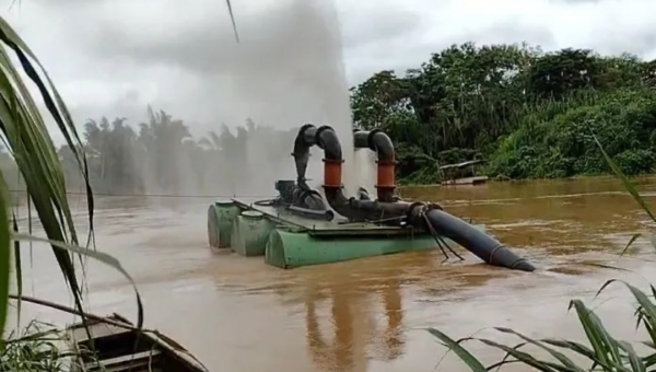 Moradores de Brasiléia fazem racionamento de água após rachadura em bomba