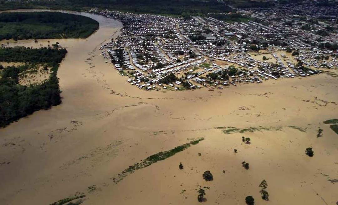 Enchente do rio Tarauacá atinge cerca de 18 mil pessoas e cinco mil casas já foram afetadas 