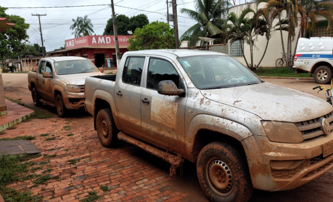 Bandidos invadem sede da Secretaria de Saúde de Plácido de Castro e roubam duas caminhonetes