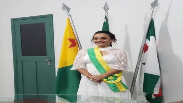 Maria Lucinéia toma posse como prefeita de Tarauacá e prega o diálogo