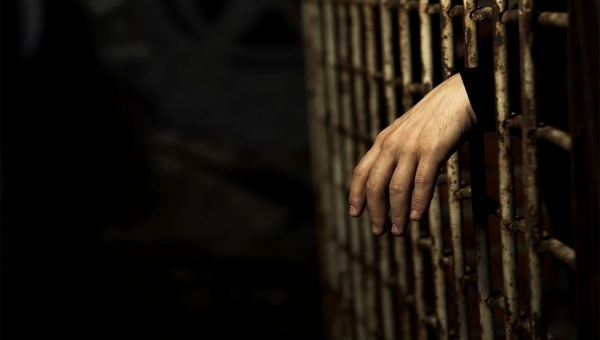 Filho de preso deve ser indenizado em R$ 20 mil pela morte do pai em penitenciária no Acre