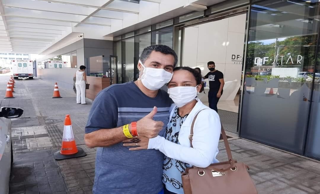 Deputado federal Jesus Sérgio deixa o hospital após ficar curado da covid-19